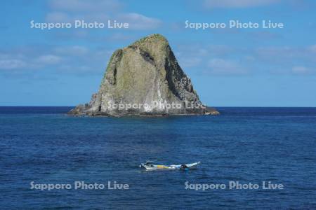 無縁島とウニ漁船