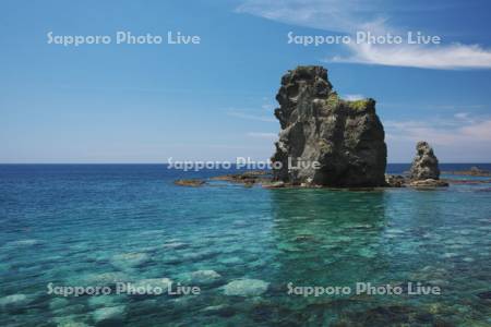 神威岩と日本海