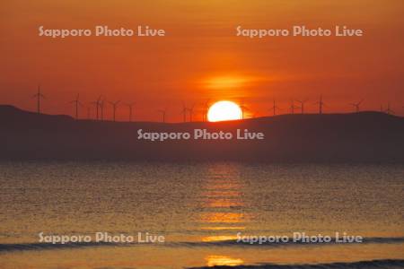 宗谷丘陵の風力発電と宗谷湾の日の出