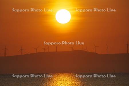 宗谷丘陵の風力発電と宗谷湾の日の出