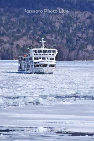 阿寒湖の砕氷帯観光遊覧船