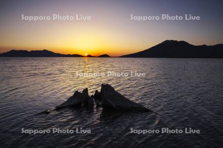 支笏湖の日の出と風不死岳