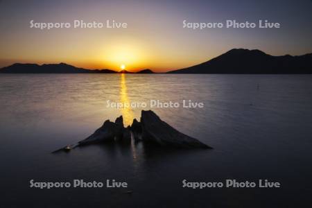 支笏湖の日の出と風不死岳