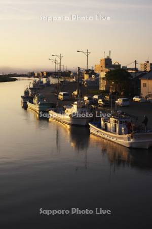 網走川の朝と漁船