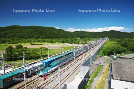 北海道新幹線と貨物列車