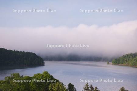 朝霧の桂沢湖