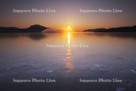 屈斜路湖の日の出とアイスバブル