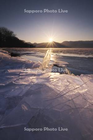 屈斜路湖の日没と氷とフロストフラワー