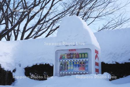 雪に埋もれた自動販売機