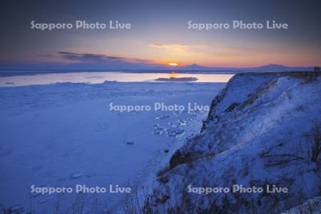 能取岬の日の出と流氷
