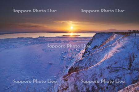 能取岬の日の出と流氷