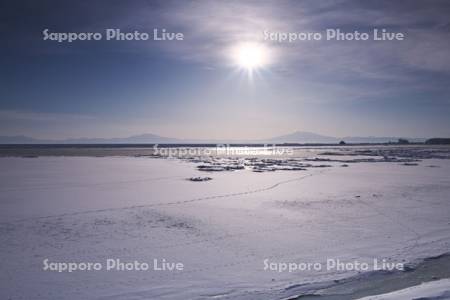 オホーツク海と流氷と太陽