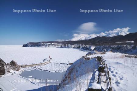知床連山とウトロ港と流氷