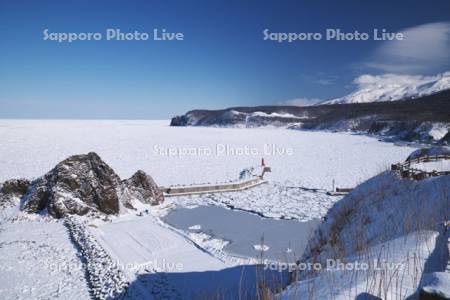 知床連山とウトロ港と流氷