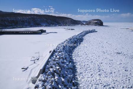 ウトロ港とオホーツク海の流氷
