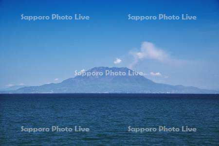 鹿児島湾と桜島の噴煙