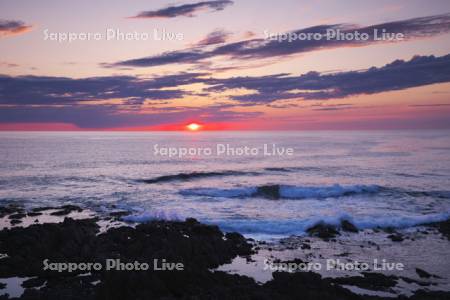 日の出岬の日の出とオホーツク海