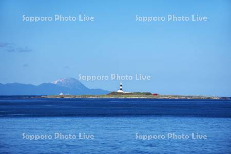 大間崎の弁天島と恵山(左)