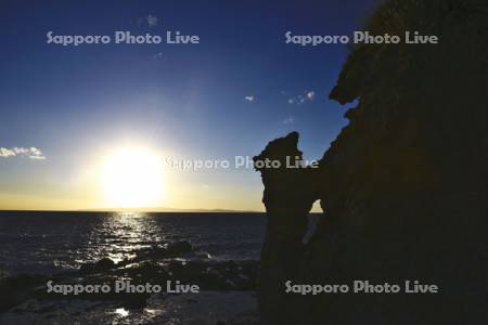 親子熊岩と日本海の日没