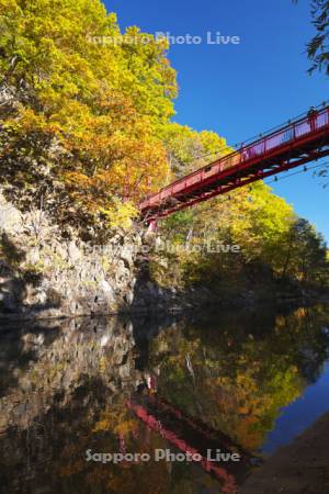 二見吊橋と豊平川の秋