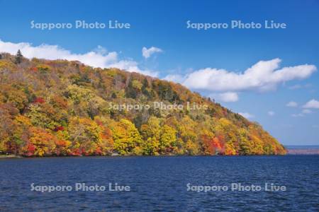 屈斜路湖と和琴半島の紅葉