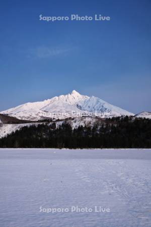 オタトマリ沼と利尻山の冬