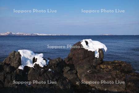 金田ノ岬より望むスコトン岬(左)とトド島(右)