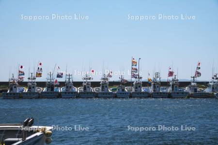 富磯漁港の大漁旗と漁船