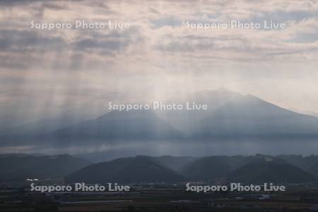 十勝岳連峰と朝の斜光