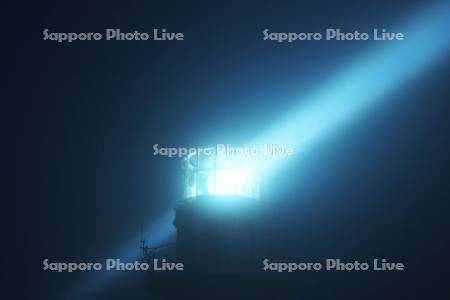 襟裳岬灯台の光と霧