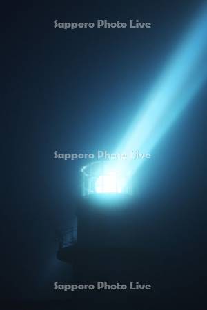 襟裳岬灯台の光と霧