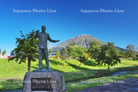 細川たかし記念像と羊蹄山