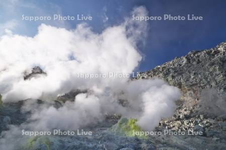 硫黄山と噴気孔