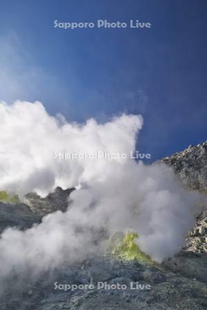 硫黄山と噴気孔