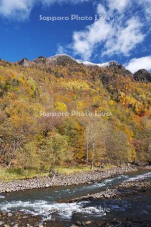 層雲峡の紅葉と石狩川