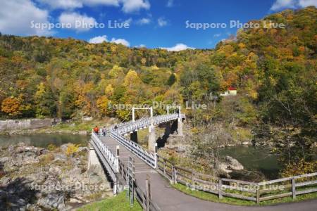 神居古潭の紅葉と神居大橋