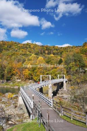 神居古潭の紅葉と神居大橋