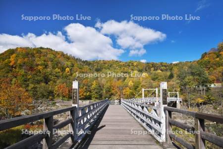 神居古潭の紅葉と神居大橋