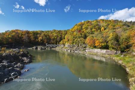 神居古潭の紅葉と石狩川