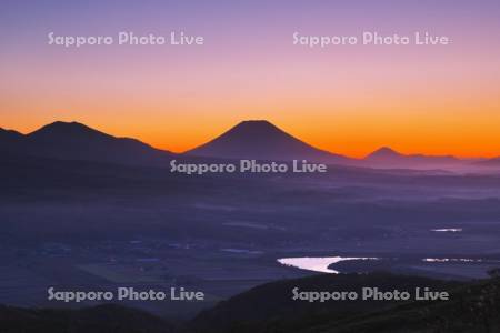 羊蹄山の朝と尻別川