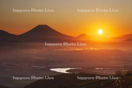 羊蹄山の日の出と尻別川