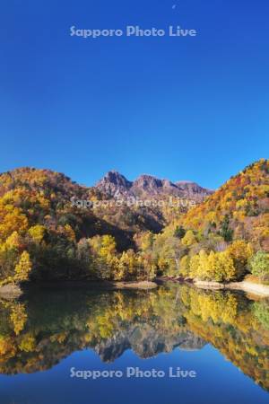 さっぽろ湖の紅葉と定山渓天狗岳