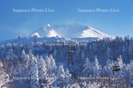 旭岳ロープウェイの点検と雪降ろし作業と旭岳(大雪山)