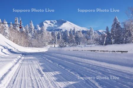 旭岳温泉の道と旭岳(大雪山)の冬