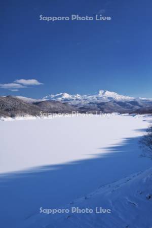 忠別湖と旭岳(大雪山)の冬