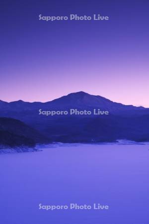 忠別湖の朝と旭岳(大雪山)
