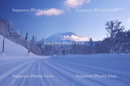 冬の道と旭岳(大雪山)