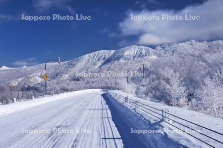 オロフレ山とオロフレ峠の樹氷と道