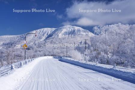 オロフレ山とオロフレ峠の樹氷と道