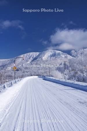 オロフレ山とオロフレ峠の樹氷と道